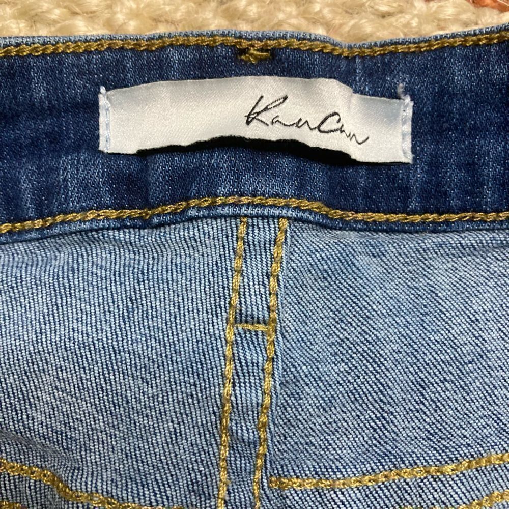 KanCan, Medium Blue Wash Distressed Jean Shorts Mid-High Rise Denim 5 Juniors - Picture 7 of 9